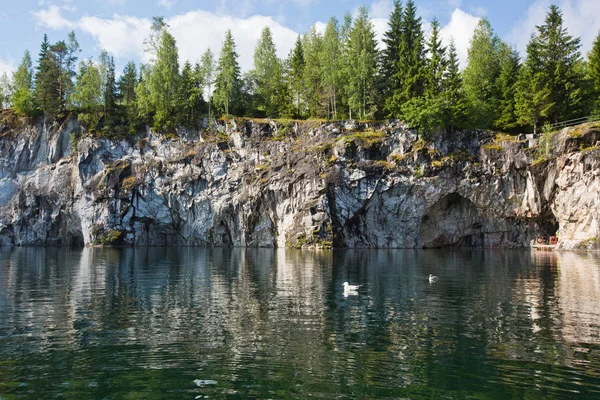 Ruskeala mermer kanyon boyunca bir yürüyüş