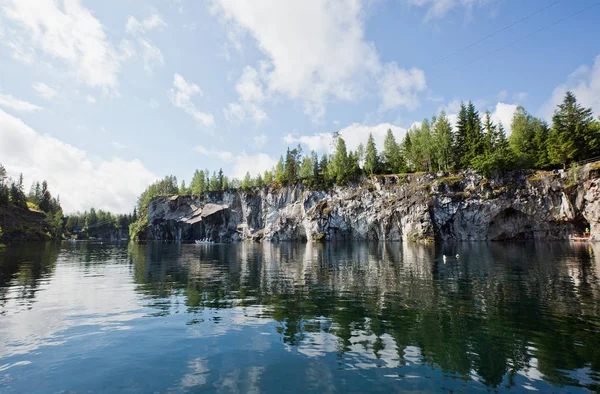Ruskeala mermer kanyon boyunca bir yürüyüş