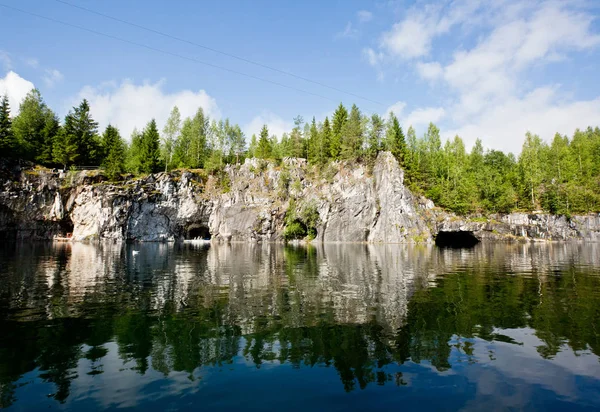 Ruskeala mermer kanyon boyunca bir yürüyüş