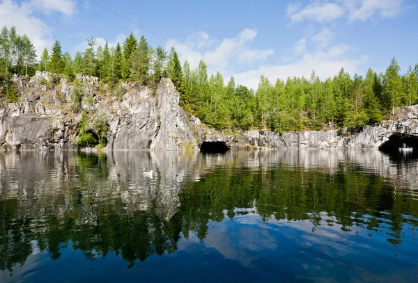 Ruskeala mermer kanyon boyunca bir yürüyüş