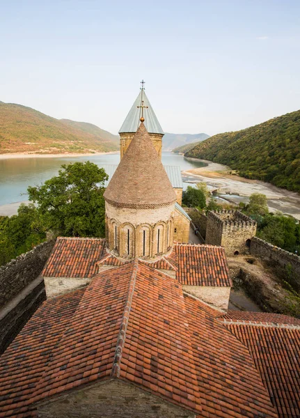 Georgia, the ancient fortress of Ananuri, the 16th century. — Stock Photo, Image