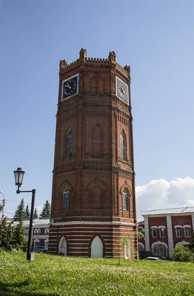 Un paseo por la ciudad Yelets, atracciones, una torre del reloj de la ciudad —  Fotos de Stock