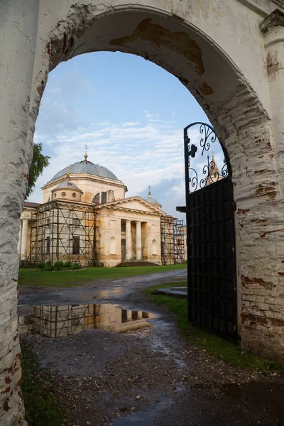 Torzhok Quay görünümünden Borisoglebsky Manastırı
