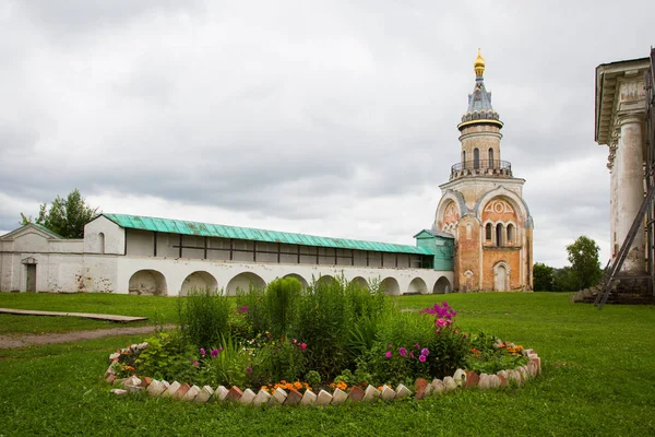 Candle tornet av Borisoglebsk kloster i staden till — Stockfoto
