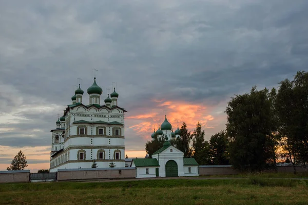 Mosteiro de Nikolo-Vyazhishsky perto de Veliky Novgorod — Fotografia de Stock