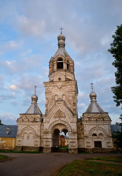 A torre de sino do Mosteiro de Desyatinny em Veliky Novgorod — Fotografia de Stock