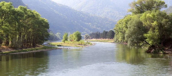 Bir nehir ve dağ Gürcistan'daki güzel sahne