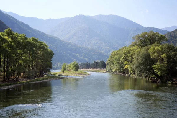 Beau paysage avec une rivière et des montagnes en Géorgie — Photo