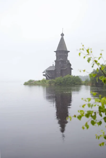 Uspensky iglesia en Kondopoga en una mañana sombría — Foto de Stock