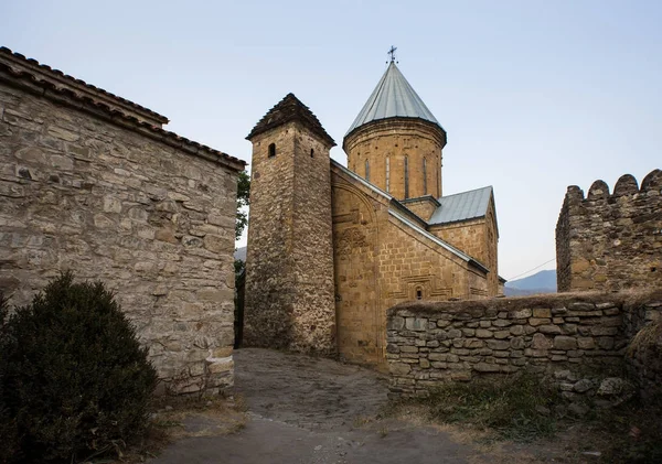 Georgia. Tower and temple in the fortress of Ananuri. — Stock Photo, Image