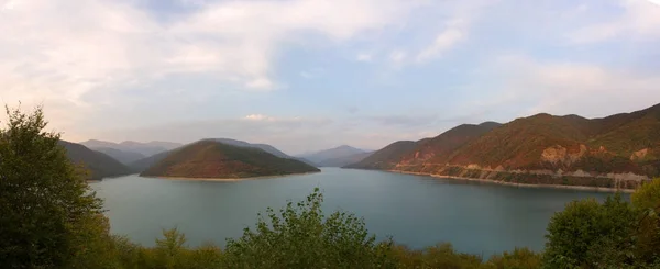Georgia, una hermosa vista del embalse de agua de Zhinval . — Foto de Stock