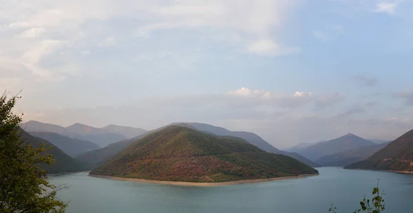 Georgië, een prachtig uitzicht op het Zhinval waterreservoir. — Stockfoto