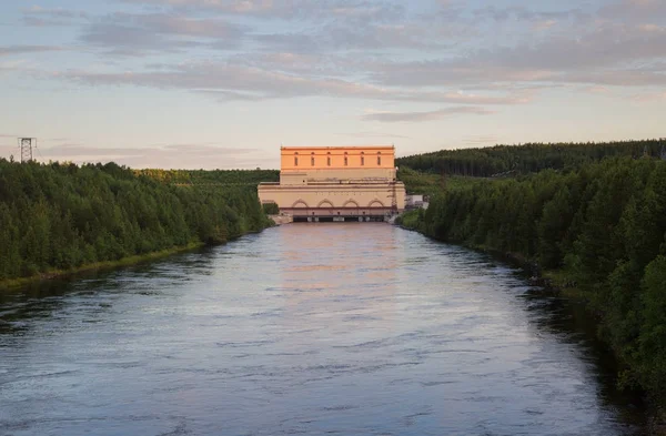 Odraz krásnou oblohu a Hydroelektrárna — Stock fotografie