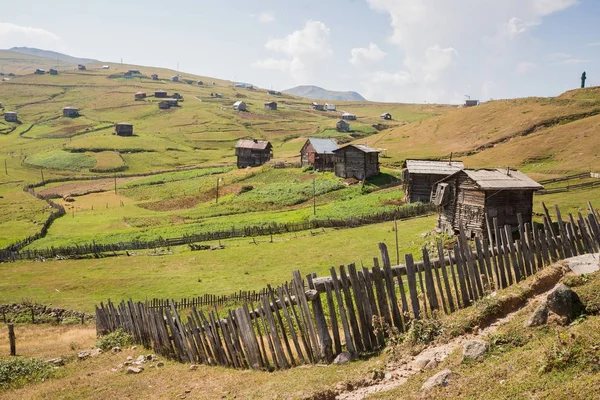 Beautiful nature and summer cottages on the road through the God — Stock Photo, Image