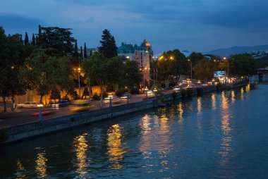 Akşam eski şehir Tiflis görünümünü