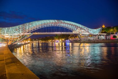 Akşam eski şehir Tiflis görünümünü