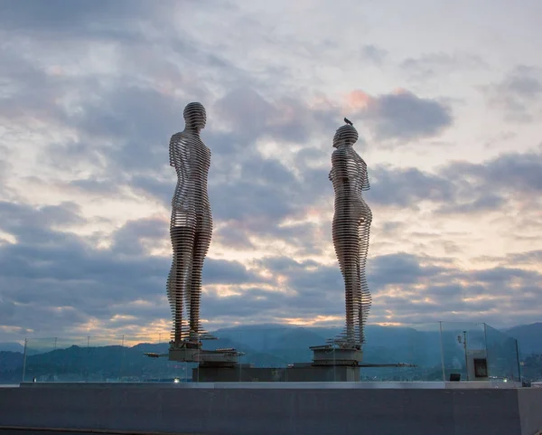 Georgia, Batumi, un monumento agli amanti all'alba — Foto Stock