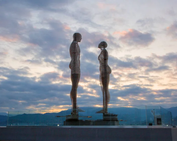 Georgia, Batumi, un monumento agli amanti all'alba — Foto Stock