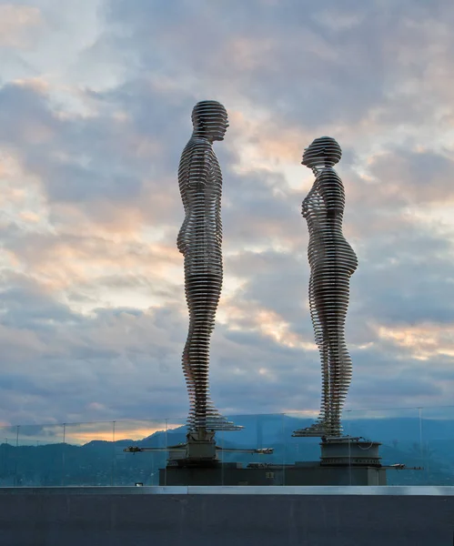 Georgia, Batumi, un monumento agli amanti all'alba — Foto Stock