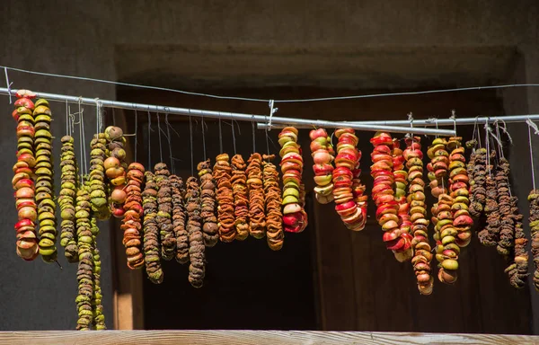 Cortar las manzanas secadas en una cuerda — Foto de Stock
