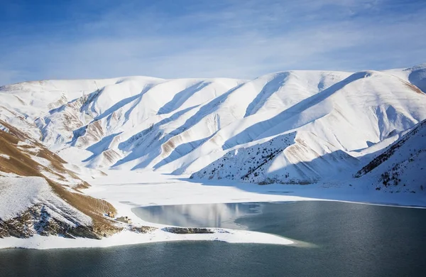 Высокогорное озеро Кезеной Ам на Кавказе — стоковое фото