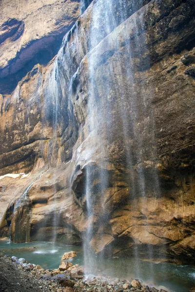 Cachoeira Chegem no desfiladeiro das Montanhas do Cáucaso — Fotografia de Stock