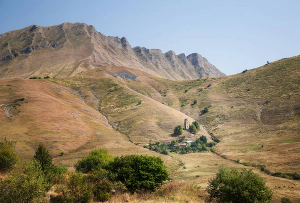 Vista das casas da aldeia no alto das montanhas de Georg — Fotografia de Stock