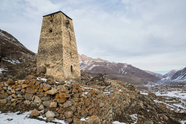 Древняя башня Абаевых в Верхней Балкарии — стоковое фото