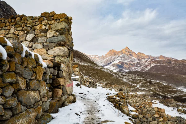 Antiguas murallas en los Balcanes superiores con vistas a las montañas — Foto de Stock