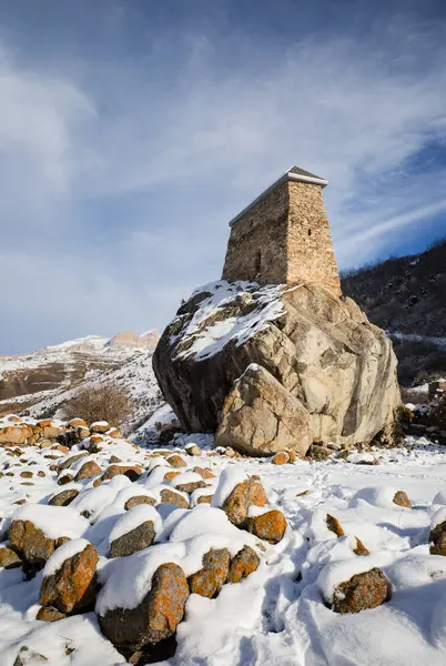 Antiga torre de vigia dos Amirkhanovs na Alta Balcária — Fotografia de Stock