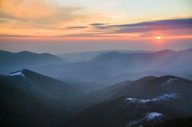Dağlarda günbatımı güzel gökyüzü
