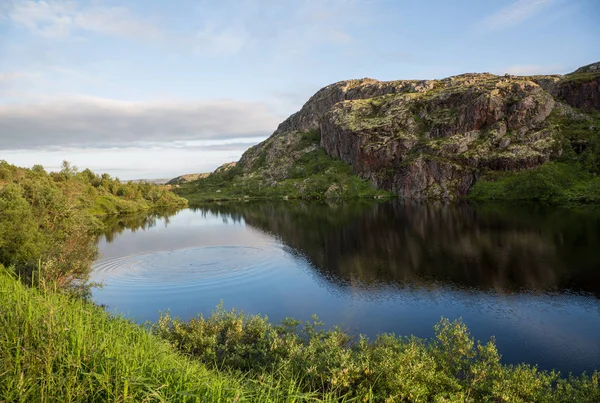 Paisaje con un lago y montañas en la península de Kola en suma —  Fotos de Stock