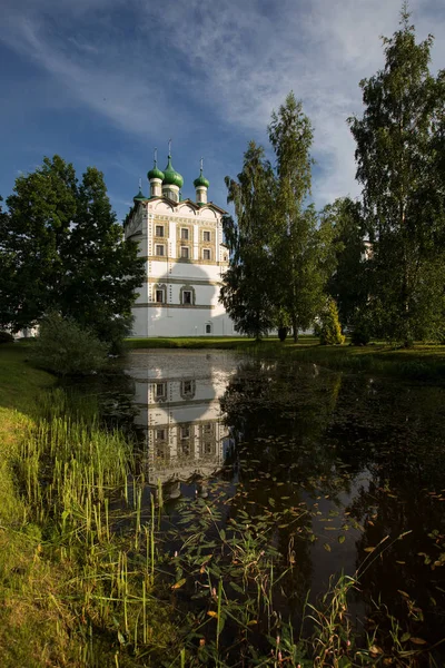 池塘在 Nikolo-Vyazhisci 修道院在夏天 — 图库照片