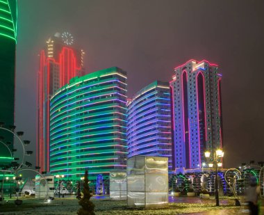Grozny City kuleleri akşam bir siste