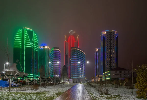 Wieże Grozny City w godzinach wieczornych w mgle — Zdjęcie stockowe