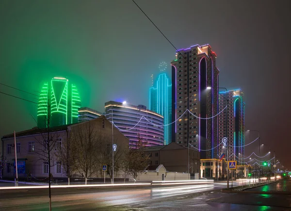 Wieże Grozny City w godzinach wieczornych w mgle — Zdjęcie stockowe