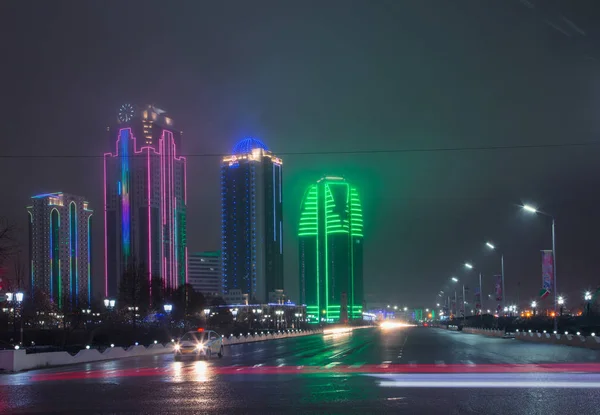 Torres de Grozny City por la noche en una niebla — Foto de Stock