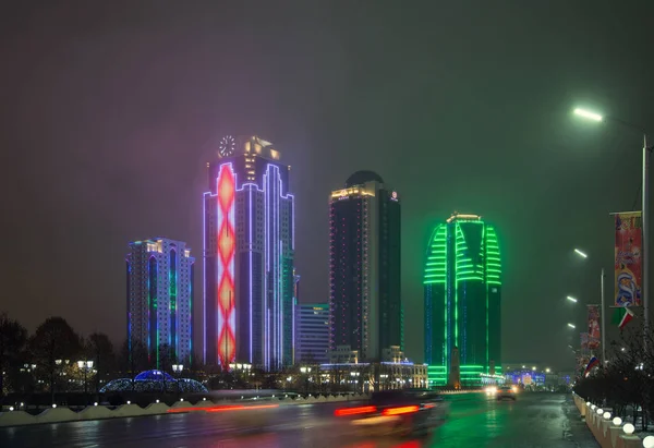 Torres de Grozny City por la noche en una niebla —  Fotos de Stock