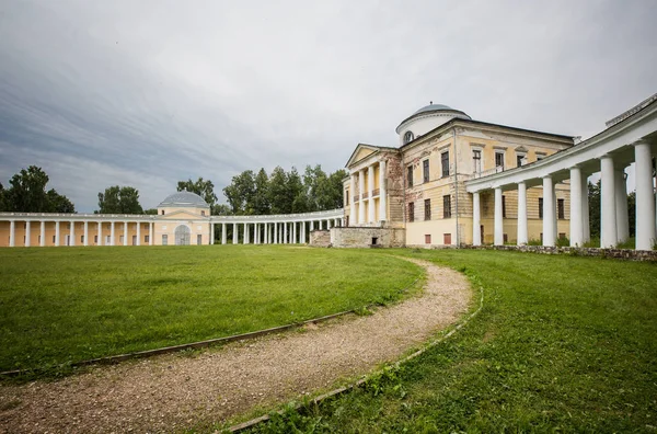 Стародавні manor у Тверській області Znamenskoe-Rak — стокове фото