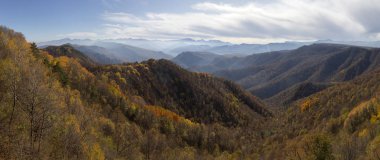 Lagonaki platosundaki Adygea dağlarında sonbahar.