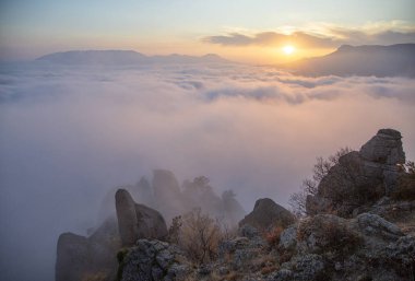 Demerdzhi 'deki Hayaletler Vadisi' nde puslu bir akşam.