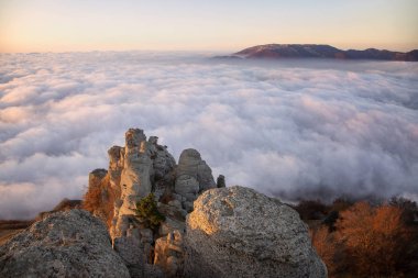 Sonbaharda Kırım 'daki Demerdzhi Dağı' nda puslu bir sabah.