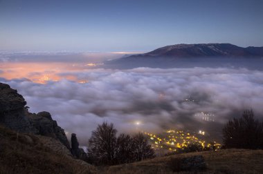 Sonbaharda Kırım 'daki Demerdzhi Dağı' nda puslu bir sabah.