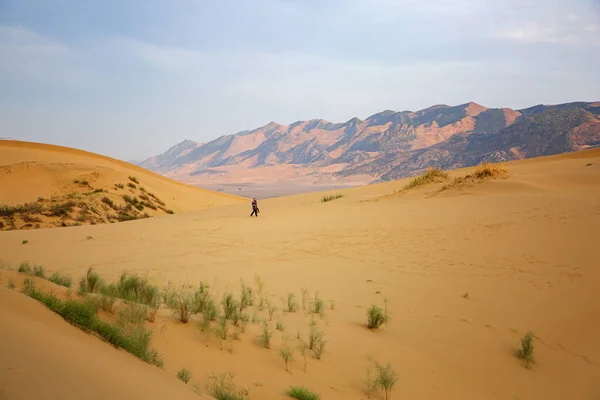 Sary-Kum 'un kumulunda eşsiz bir doğa olayı D' de yer almaktadır.