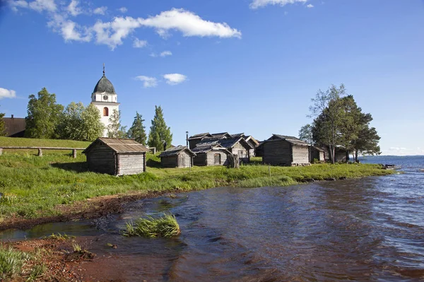 Iglesia en la ciudad de Rattvik en la orilla del lago Siljan. Sueco. — Foto de Stock