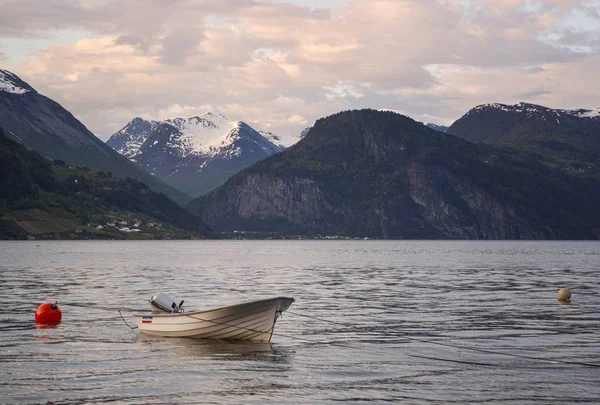 Viaggiare nel paese settentrionale della Norvegia in estate — Foto Stock