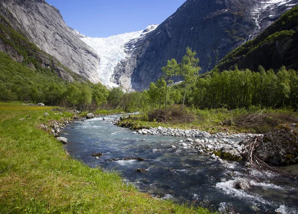 Brixdalsbreen - самый популярный ледник Норвегии летом — стоковое фото