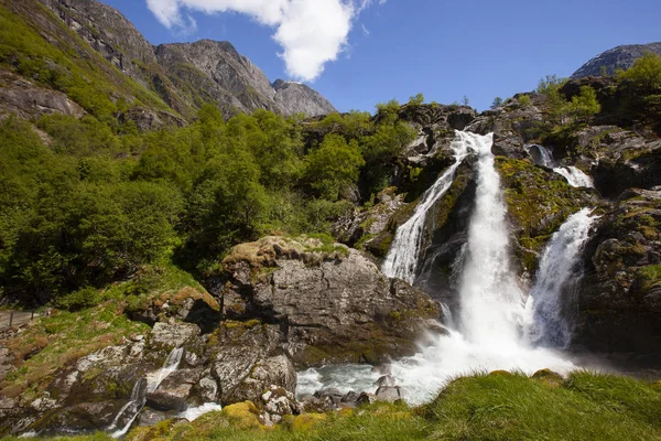 Cascata dal ghiacciaio Briksdalsbreen, il più popolare in N — Foto Stock