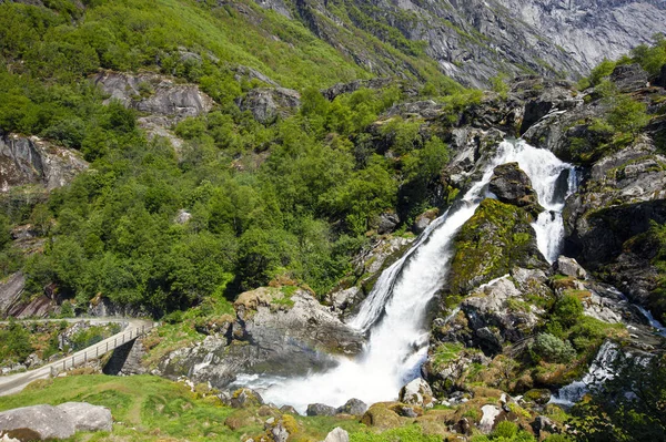 Cachoeira do Glaciar Briksdalsbreen, o mais popular em N — Fotografia de Stock