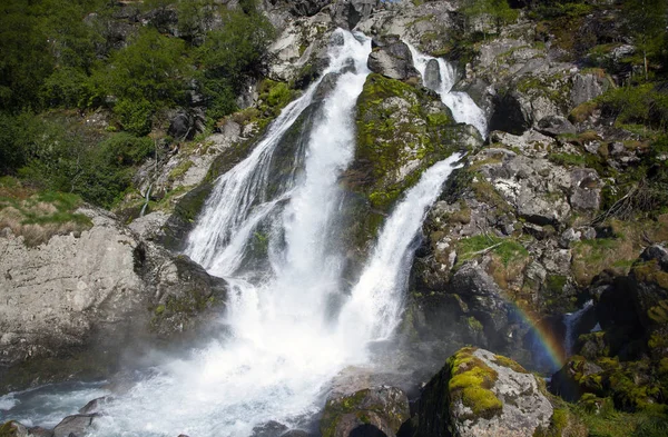 Wasserfall vom Briksdalsbreen-Gletscher, dem beliebtesten Gletscher der Welt — Stockfoto